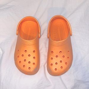 Coral‎ Crocs